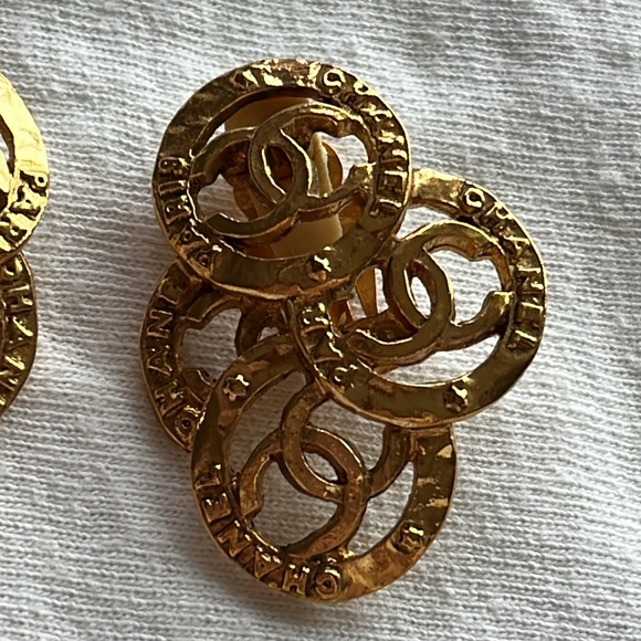 Vintage Chanel CC Cluster Clip On Earrings - Picture 6 of 11